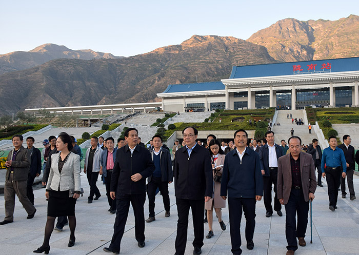 全國(guó)、省市政協(xié)委員體驗(yàn)蘭渝鐵路、視察階州廣場(chǎng)