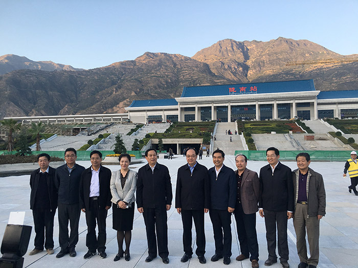 全國(guó)、省市政協(xié)委員體驗(yàn)蘭渝鐵路、視察階州廣場(chǎng)