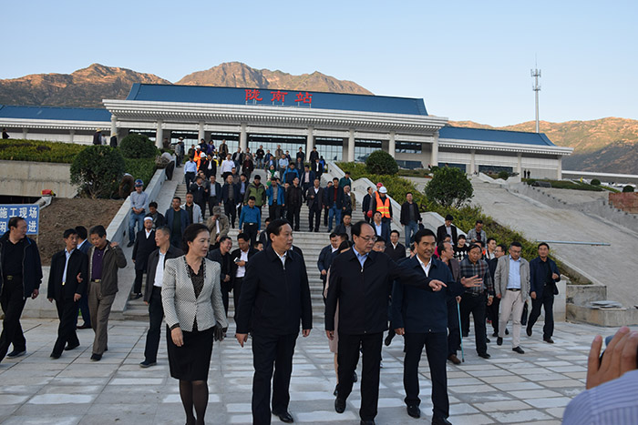全國(guó)、省市政協(xié)委員體驗(yàn)蘭渝鐵路、視察階州廣場(chǎng)