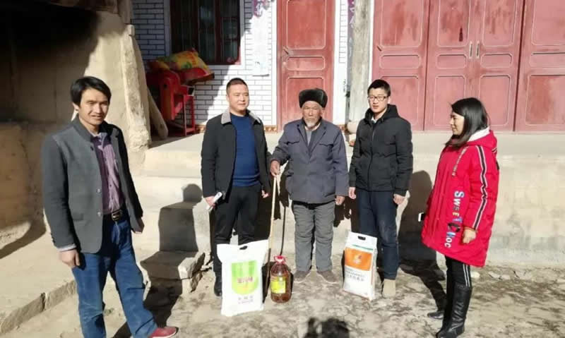 堅(jiān)持精準(zhǔn)幫扶，合力脫貧攻堅(jiān)——市龍江城鄉(xiāng)發(fā)展集團(tuán)、隴南太平洋財(cái)險(xiǎn)公司聯(lián)合開展幫扶文縣橋頭鎮(zhèn)安子坡村2019年春節(jié)慰問活動(dòng)