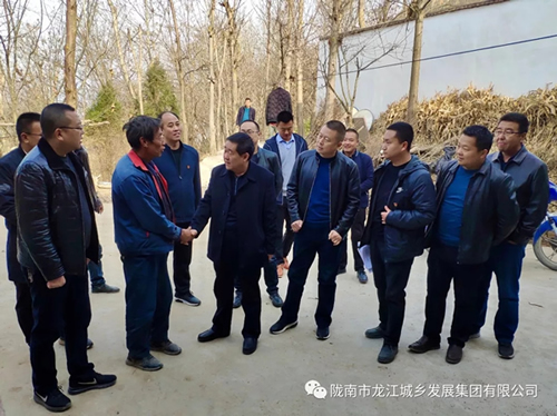 市龍江集團(tuán)在文縣橋頭鎮(zhèn)安子坡村開(kāi)展“解難題、辦實(shí)事、送溫暖”活動(dòng)