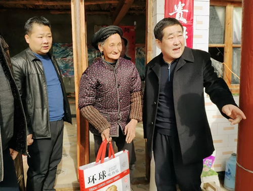 市龍江集團(tuán)在文縣橋頭鎮(zhèn)安子坡村開(kāi)展“解難題、辦實(shí)事、送溫暖”活動(dòng)