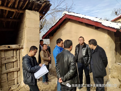 市龍江集團(tuán)在文縣橋頭鎮(zhèn)安子坡村開(kāi)展“解難題、辦實(shí)事、送溫暖”活動(dòng)