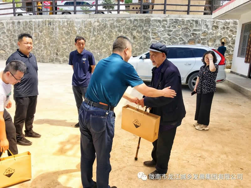 “感黨恩、憶黨史”，--市龍江城鄉(xiāng)發(fā)展集團(tuán)公司開(kāi)展慶祝建黨99周年主題黨日活動(dòng)